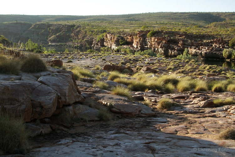 The river has incised through the tableland, leaving extensive rockshelves